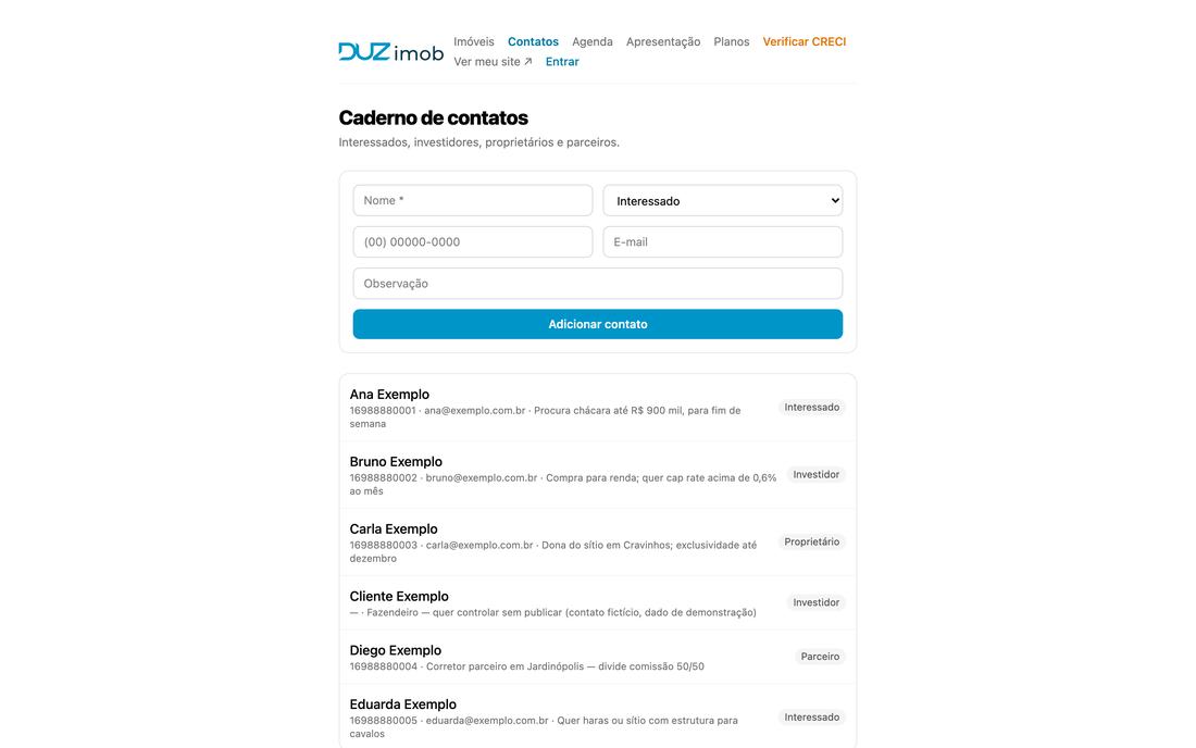 Caderno de contatos com formulário de cadastro e a lista de pessoas classificadas por tipo