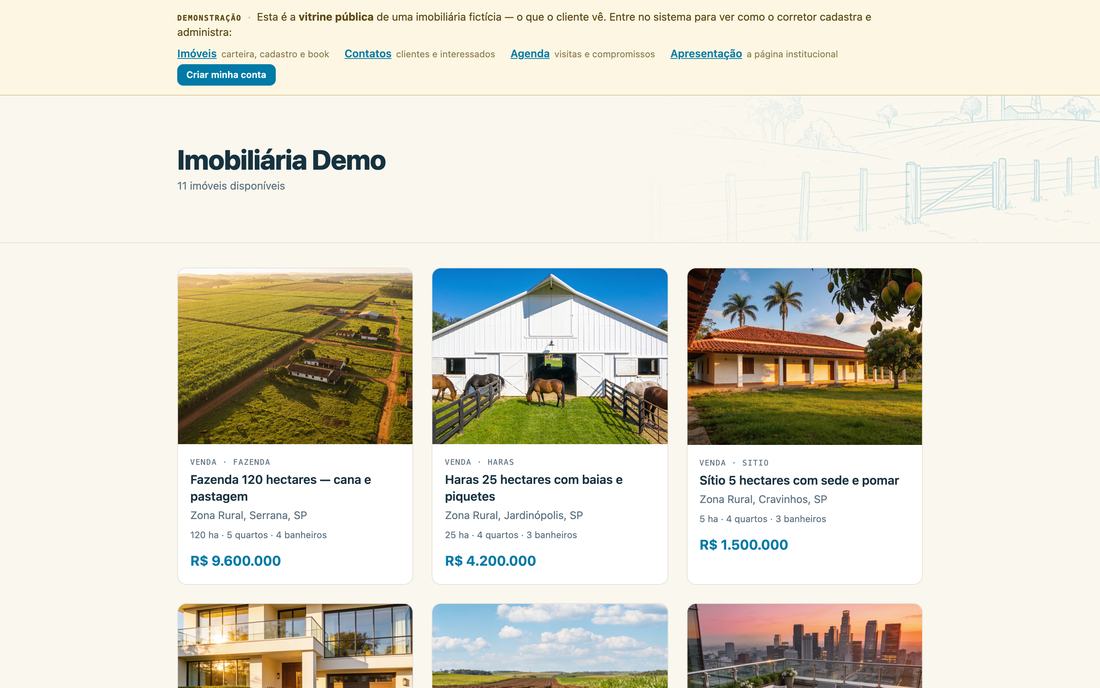 Vitrine pública da Imobiliária Demo, com o nome no topo sobre fundo de linhas e a grade de imóveis com foto, título, cidade e preço
